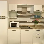 Lägenhet Sunlit 2bd Maisonette With Private Entrance & Outdoor Backyard In Qawra