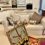 Sunlit 2bd Maisonette With Private Entrance & Outdoor Backyard In Qawra