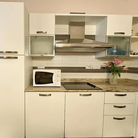Apartman Sunlit 2bd Maisonette With Private Entrance & Outdoor Backyard In Qawra