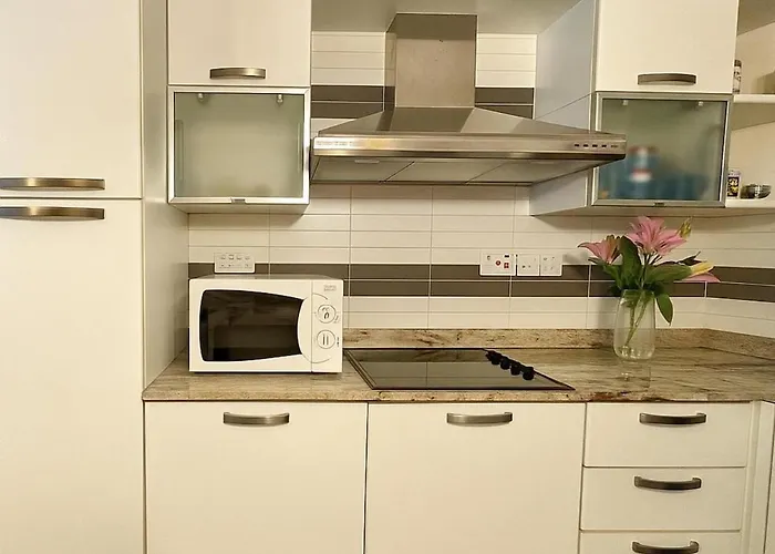 Apartman Sunlit 2bd Maisonette With Private Entrance & Outdoor Backyard In Qawra