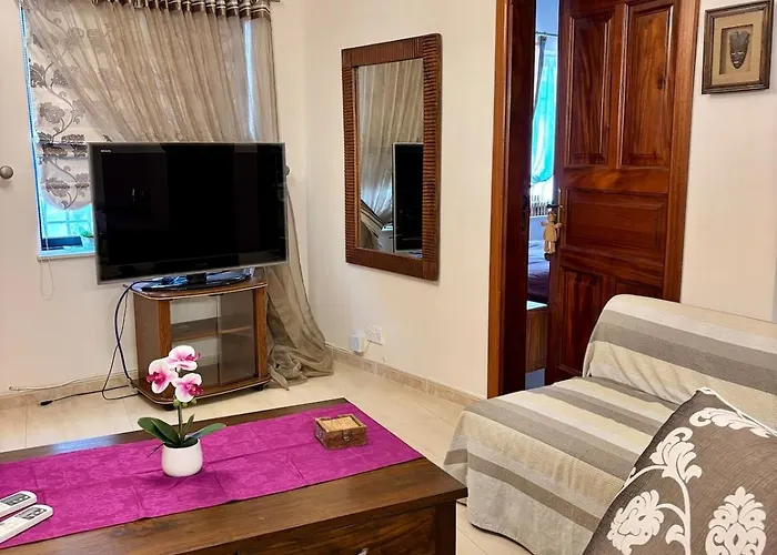 Sunlit 2bd Maisonette With Private Entrance & Outdoor Backyard In Qawra Сент-Полс-Бей