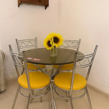 Sunlit 2bd Maisonette With Private Entrance & Outdoor Backyard In Qawra