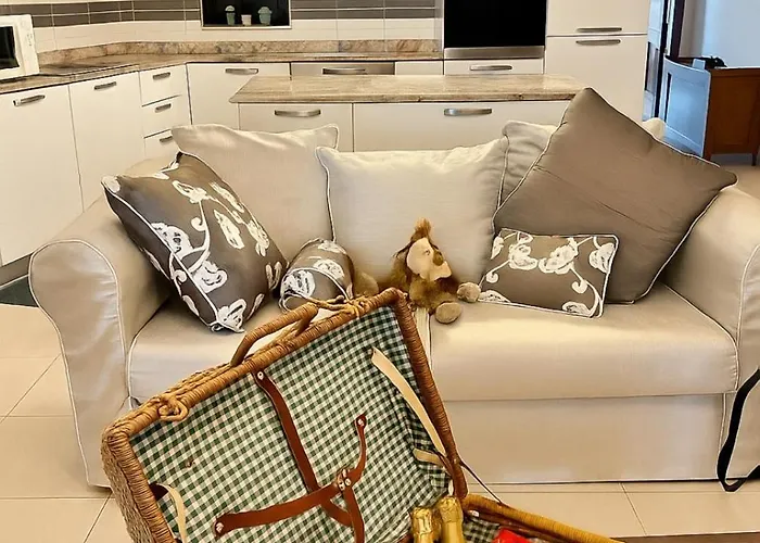 Sunlit 2bd Maisonette With Private Entrance & Outdoor Backyard In Qawra