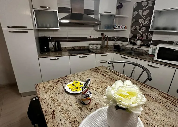 Sunlit 2bd Maisonette With Private Entrance & Outdoor Backyard In Qawra 圣保罗湾城