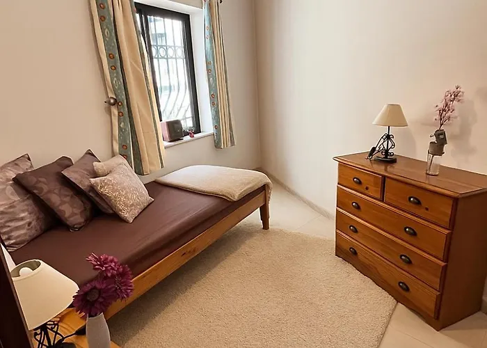 Sunlit 2bd Maisonette With Private Entrance & Outdoor Backyard In Qawra * 圣保罗湾城